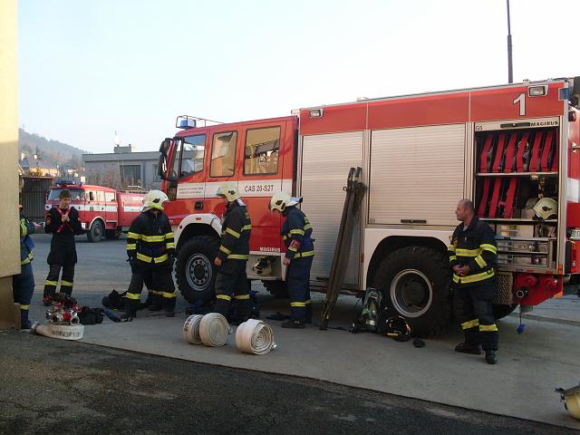 foto 003.jpg - Pprava ped prvn disciplnou - przkum v "zakouenm" prostoru a zchrana osoby